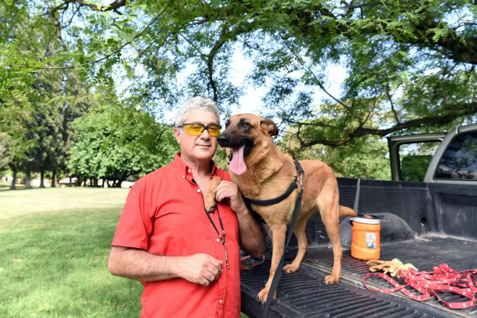 EN EL PARQUE GUILLERMINA. Daniel Juárez y Dana, la belga malinois que adiestró ayer. LA GACETA / FOTOS DE DIEGO ARÁOZ.-