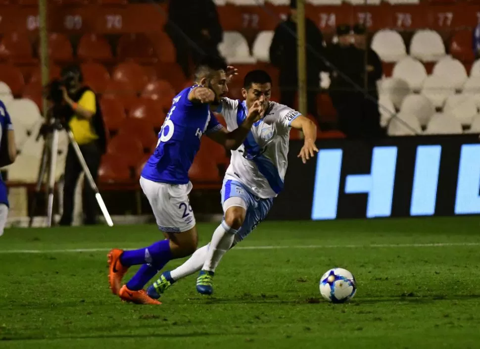 ¿LA DE LA SUERTE? Con la camiseta blanca y la banda celeste, Acosta marca a Vargas en los cuartos de final, ante Velez.  foto de jose almeida (especial para la gaceta)