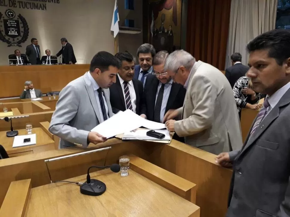 RECINTO. Norri, Argañaraz, Perez y Pellegrini dialogan con el contador Tejeda.  