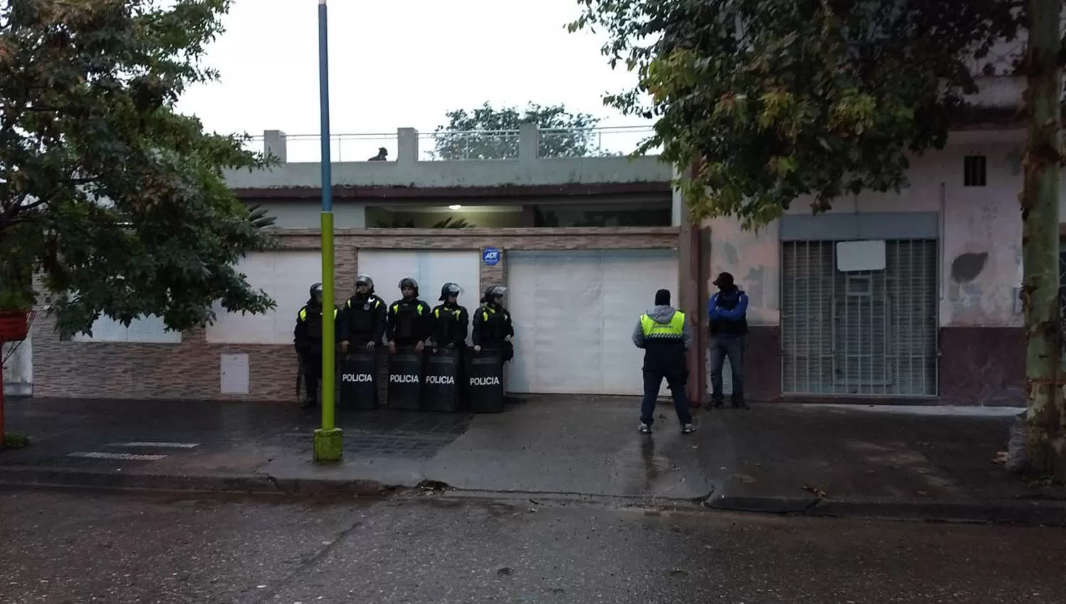 POLICÍA TUCUMANA. El operativo es realizado por al Dirección General de Drogas Peligrosas.