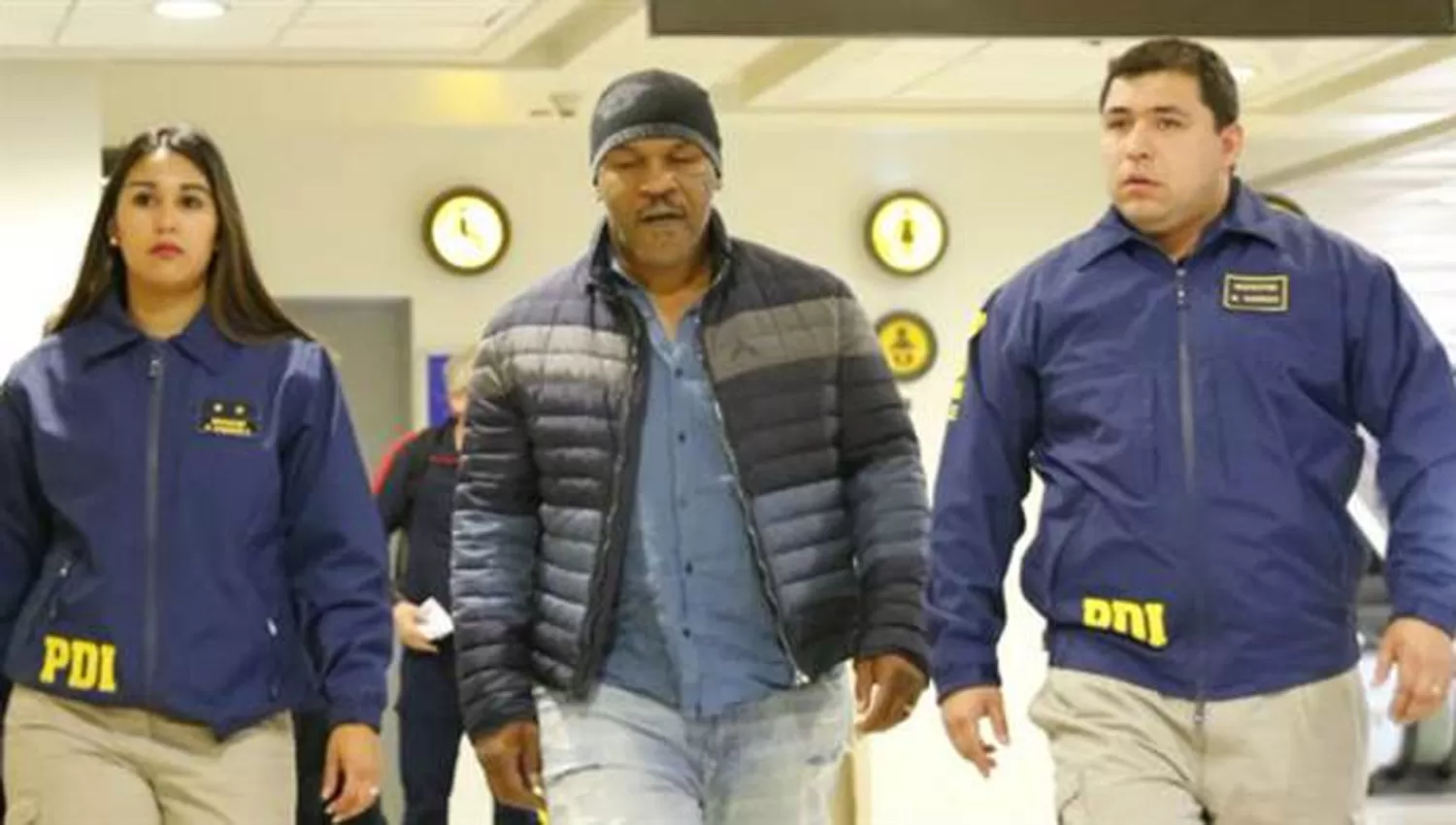 MIKE TYSON EN EL AEROPUERTO CHILENO. FOTO TOMADA DE LANACION.COM.AR