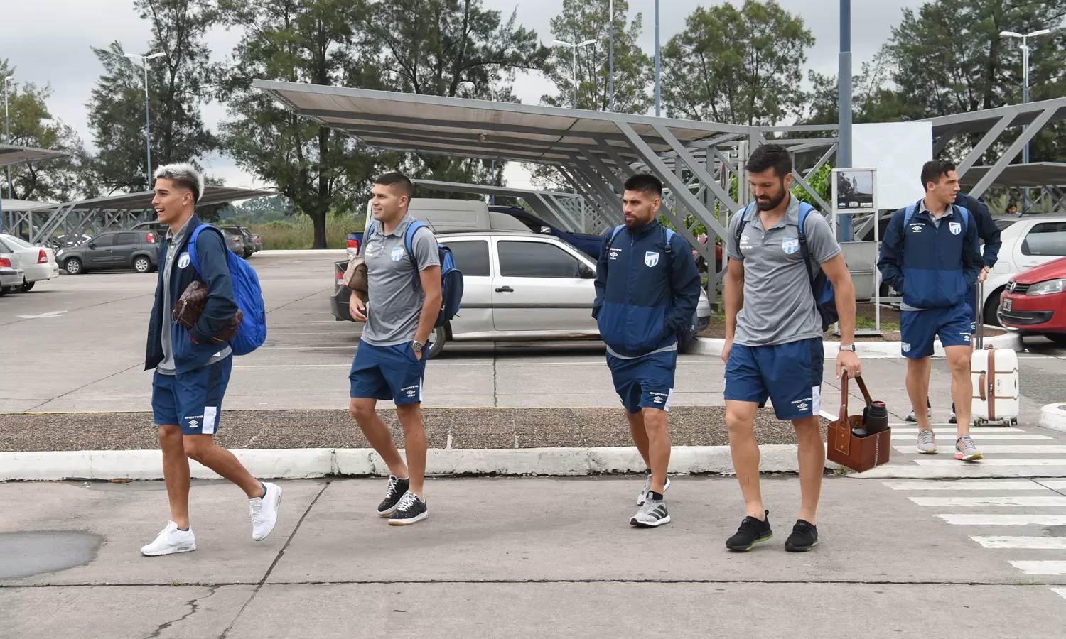 POR LA FINAL. El plantel llegó al aeropuerto para viajar a Formosa, FOTO LA GACETA/ ANALÍA JARAMILLO.