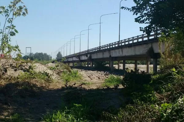 Problemas para los transeúntes por desbordes de canales en Villa Carmela