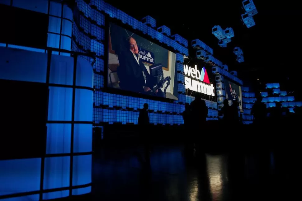EN LA “WEB SUMMIT”. El cosmólogo entrega un mensaje de video durante la conferencia de tecnología más grande de Europa, en Lisboa. reuters