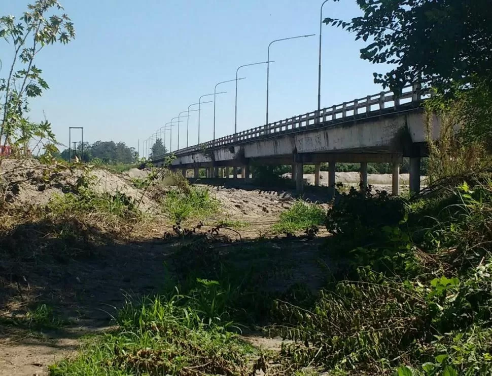 Problemas para los transeúntes por desbordes de canales en Villa Carmela