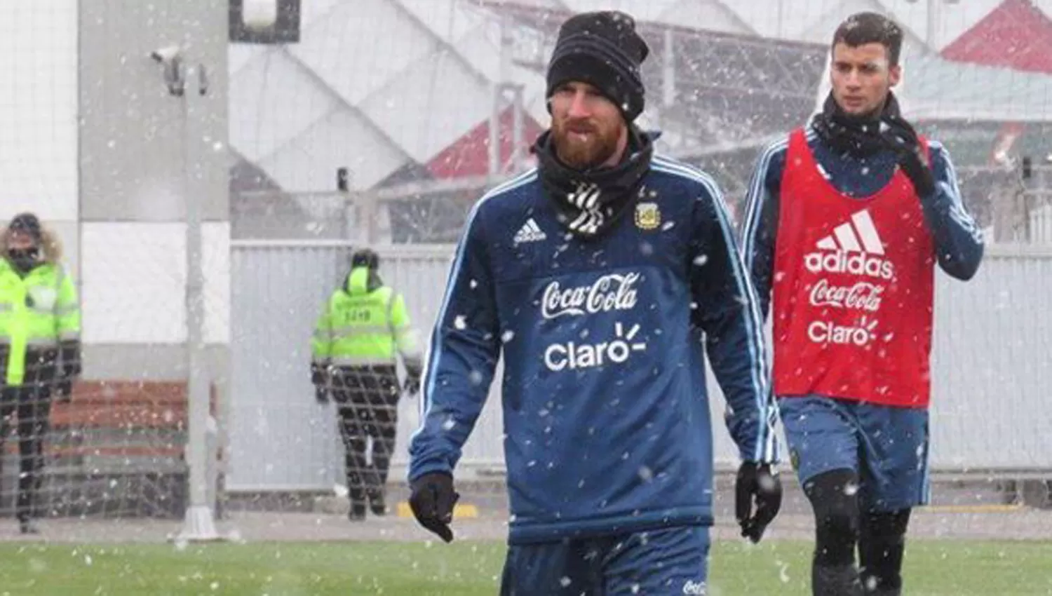 EMPONCHADO. Lionel Messi se robó todos los flashes en el entrenamiento nacional bajo la nieve. (@ARGENTINA)