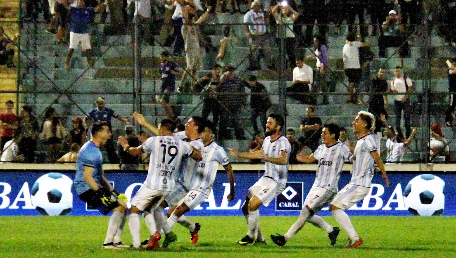 LOCURA DECANA. Los jugadores se van a festejar con Sánchez luego del segundo penal que atajó en la definición. TÉLAM