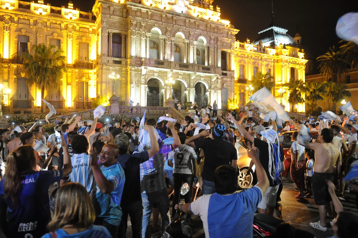 FELICES. Los hinchas tucumanos colmaron la Plaza Independencia luego del triunfo sobre Central (LA GACETA / HÉCTOR PERALTA)