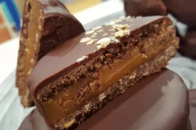 Prohíben la comercialización de una marca de alfajores tucumanos en todo el país