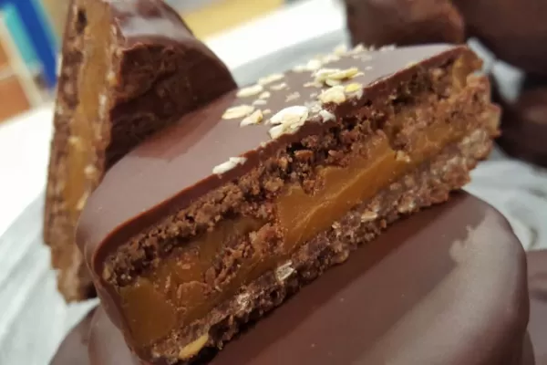 Prohíben la comercialización de una marca de alfajores tucumanos en todo el país