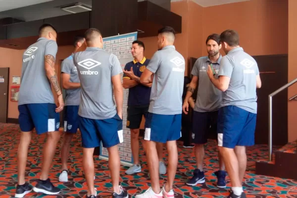 Zampedri charló distendido con los jugadores de Atlético en la previa a la semifinal