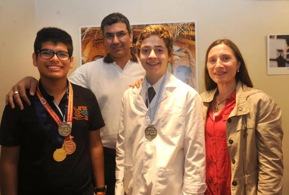 PROTAGONISTAS. Picón Montenegro e Imperio visitaron LA GACETA acompañados por los docentes Julio González y Karina García Fernández.  LA GACETA / FOTO DE ANTONIO FERRONI.-