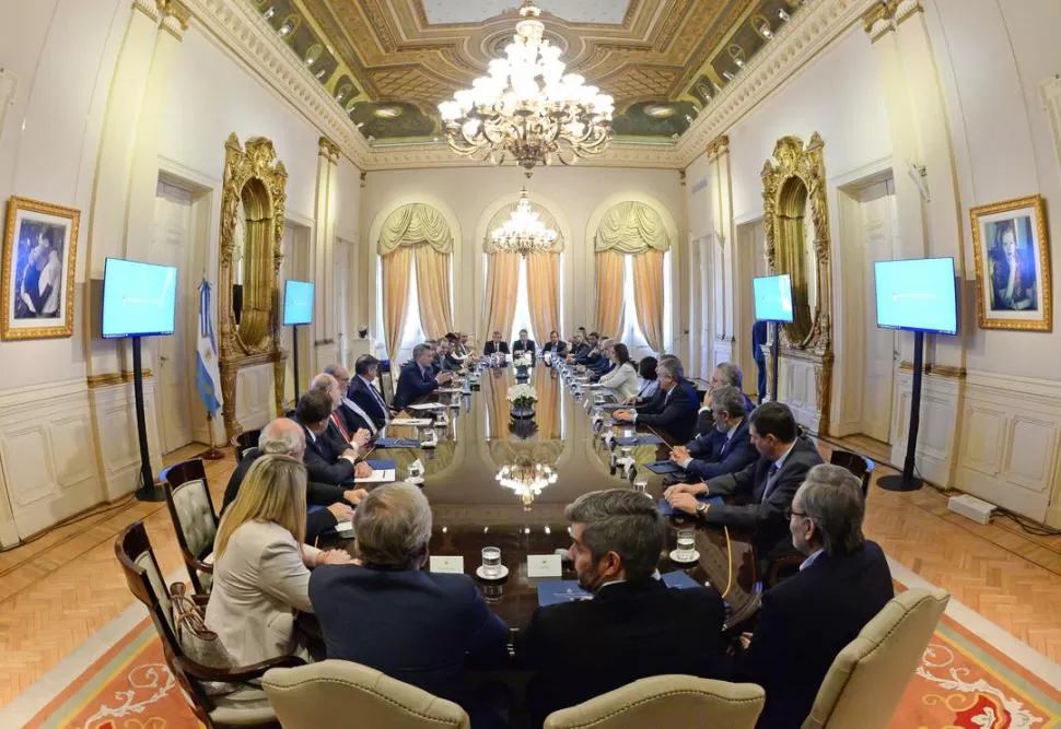 EN LA CASA ROSADA. El Presidente recibió ayer a los representantes de las provincias a fin de avanzar en acuerdos para llevar adelante la reforma fiscal.  TÉLAM