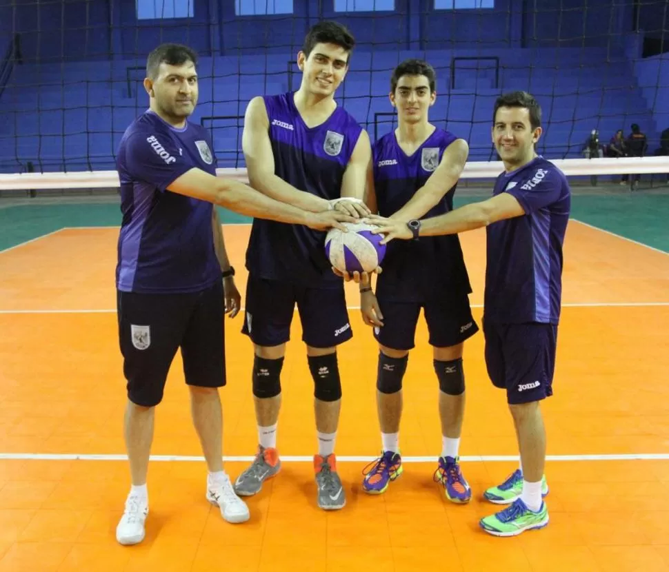 EXITOSOS. Giménez, Soria, Árquez y Zamora forman parte de Ciudad Voley, que conquistó recientemente la Copa Aclav. foto de MICHELÍN ANDÚJAR