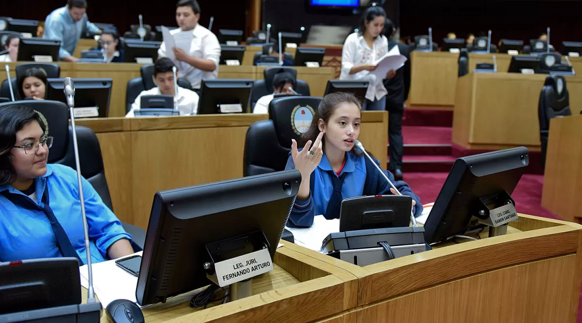 SIMULACRO. La experiencia demanda varios meses de trabajo “legislativo”, y culmina con una sesión en la que se debaten los proyectos presentados. Prensa H. Legislatura