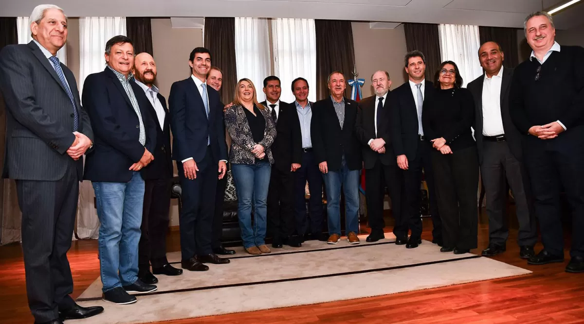 GOBERNADORES PERONISTAS. La foto que se tomaron en una reunión que se produjo hace algún tiempo, cuando intentaban aunar posturas frente al gobierno de Macri. ARCHIVO