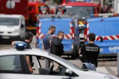 Pánico por un ataque con auto en una escuela