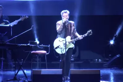 Miguel Mateos hizo revivir los '80 con un show a sala llena