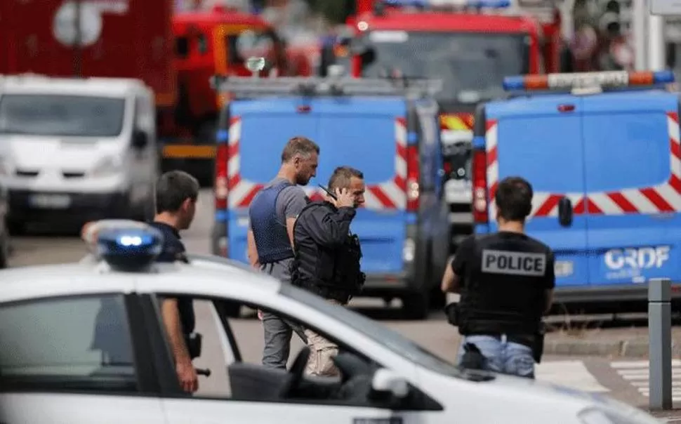 CONMOCIÓN.- Subió a una senda peatonal y embistió a los estudiantes. expansion.com