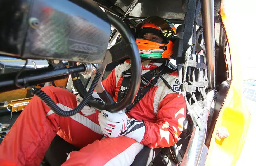 ASEGURADO. Así luce Bestani en el interior del auto cuando está por salir a pista. bh fotos