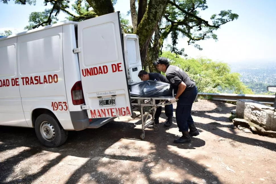 LA ZONA DEL ATAQUE. Bomberos retiran en una bolsa el cuerpo del joven que fue ultimado de dos balazos en la ruta que conduce a San Javier. la gaceta / foto de Inés Quinteros Orio
