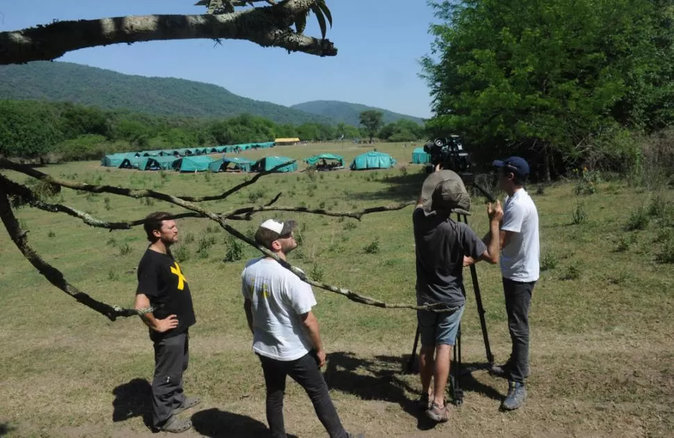 GRABANDO. Benjamín Ávila, productor general, y Martín Falci, director, coordinan al equipo de filmación en la zona de Potrero de las Tablas. LA GACETA / FOTOS DE ANTONIO FERRONI.-