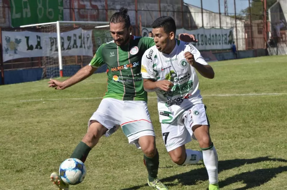 POR ACÁ NO PASÁS. Franco Zambrano, de San Jorge, se anticipa y despeja la pelota ante el acoso de Sena, de Mandiyú. foto de Esteban Ledesma diario El Litoral Corrientes