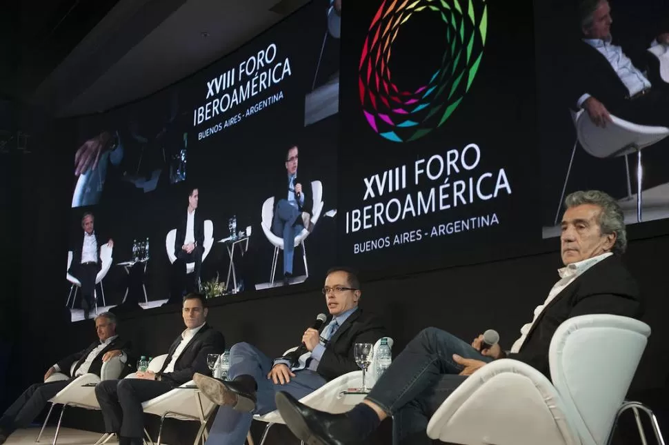 EN PLENO DEBATE. La mesa de la cual participaron Daniel Alegre, de Google, el tecnólogo Santiago Bilinkis y el ministro de Modernización porteño, Andrés Ibarra, fue moderada por el  periodista de Clarín Ricardo Roa  