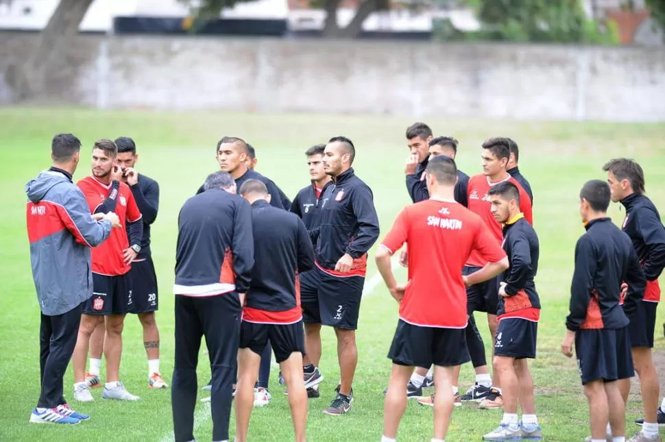 TODOS UNIDOS. El plantel de San Martín confía en que revertirá el flojo arranque del torneo y terminará siendo protagonista en la B Nacional. Hoy, en Corrientes, tiene la chance de comenzar a cambiar la historia. la gaceta / foto de hector peralta