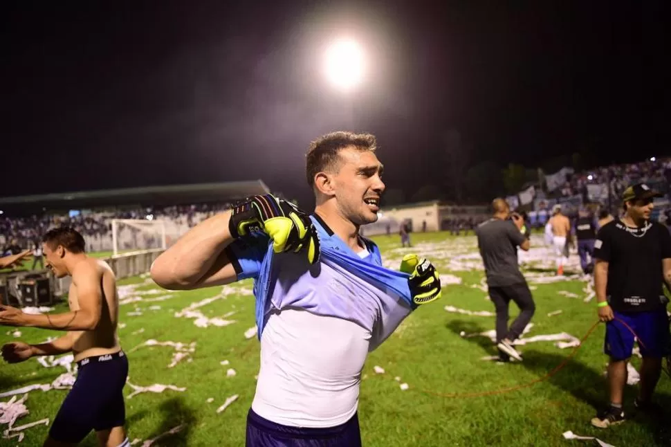 EMOCIÓN PURA. Sánchez llora, segundos después de que la serie terminó y Atlético pasó a la final de la Copa Argentina.  la gaceta / foto de DIEGO ARAOZ