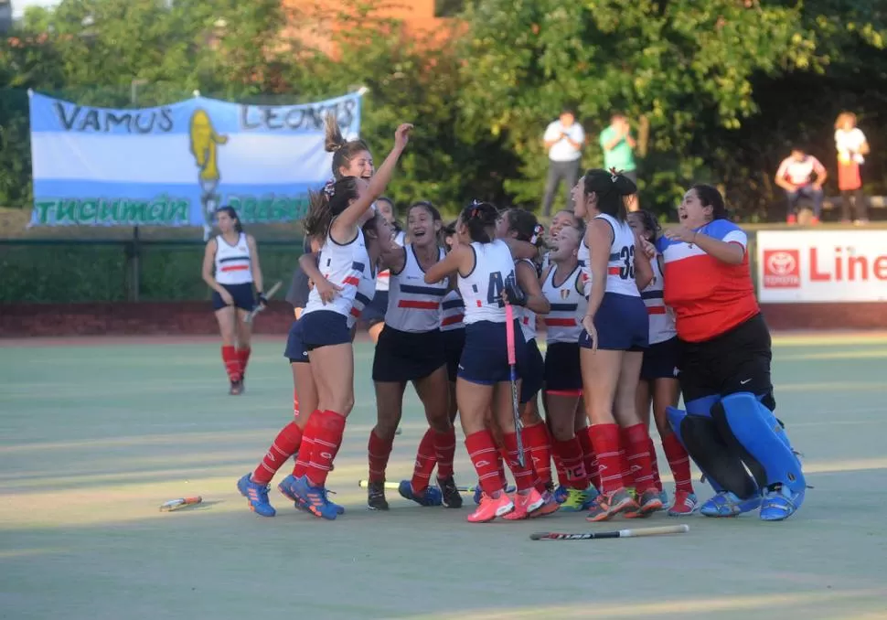 EUFORIA. Julieta Scarso (derecha) recibe el abrazo de una de sus compañeras al marcar el primer tanto. la gaceta / foto de Antonio Ferroni 