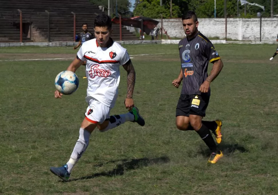 NO GRAVITÓ. Franco Guerrero Jiménez, de Amalia, trata de llevarse la pelota ante Alejandro Alfonso, de Concepción FC. la gaceta / Foto de José Nuno