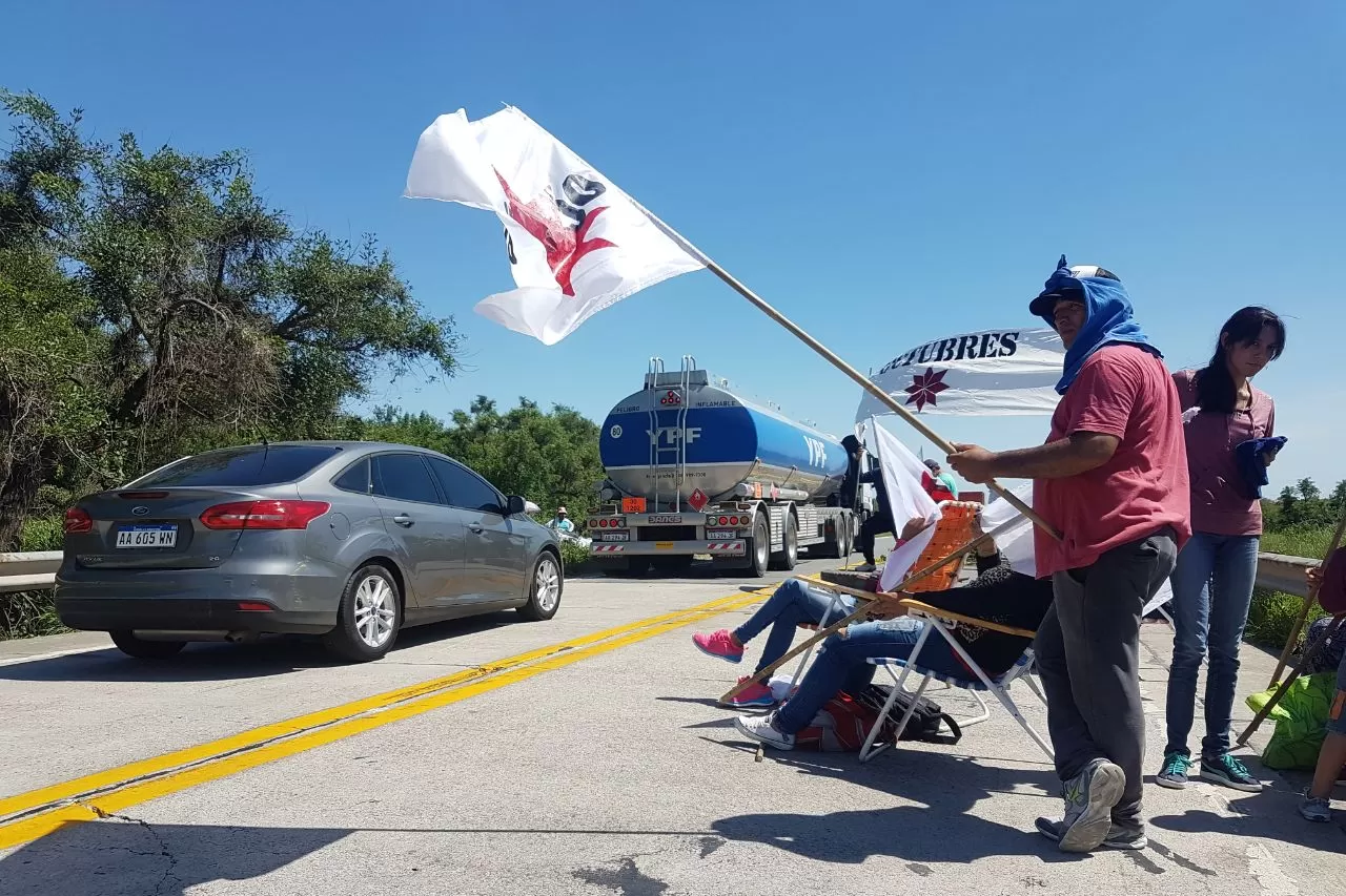 EN LA RUTA 157. Los manifestantes cortan el tránsito a la altura de La Madrid. LA GACETA / ALEJANDRA CASAS CAU