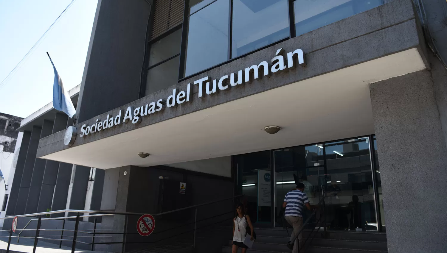 SOCIEDAD AGUAS DEL TUCUMÁN. La sede de la empresa, en la calle Monteagudo. ARCHIVO