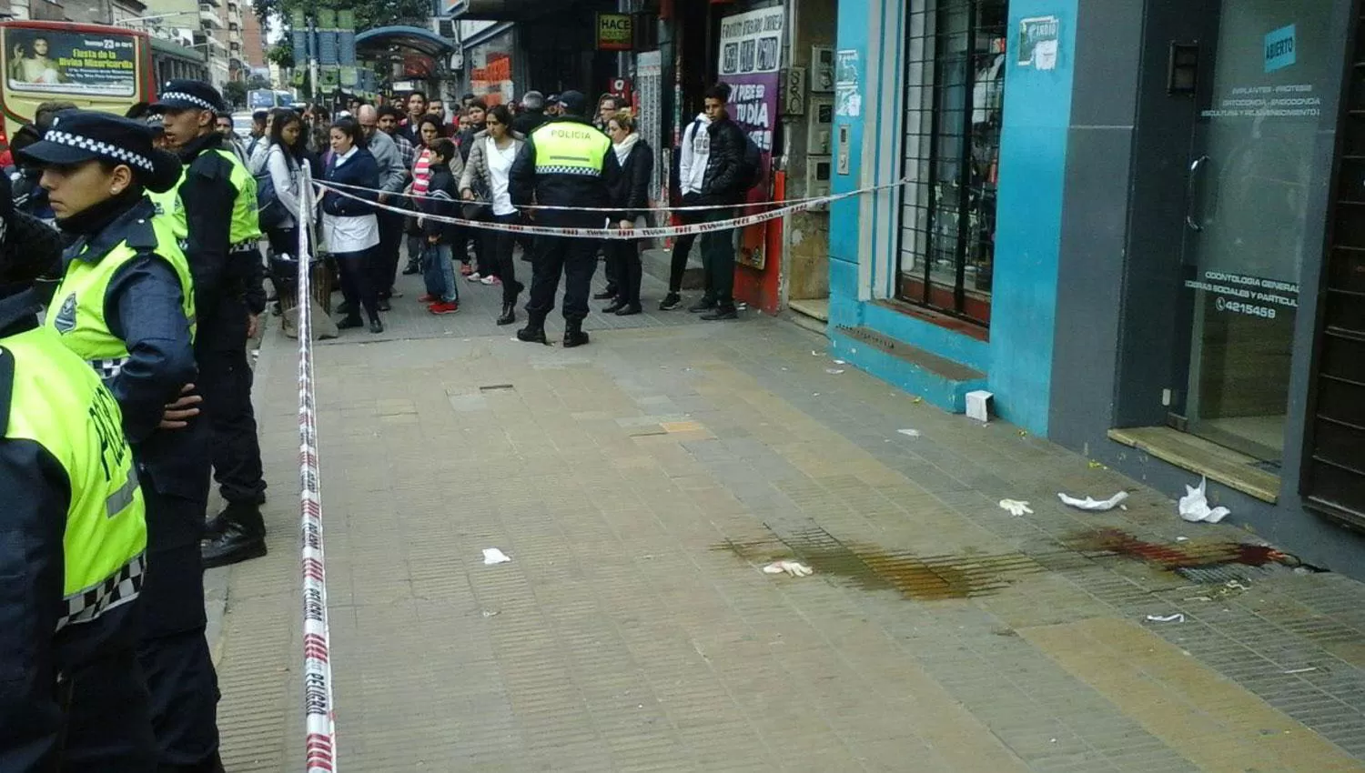 LA IMAGEN MÁS TRISTE. En una vereda de Santiago al 400, casi esquina 25 de Mayo, quedó la sangre del joven Matías Albornoz Piccinetti. ARCHIVO LA GACETA