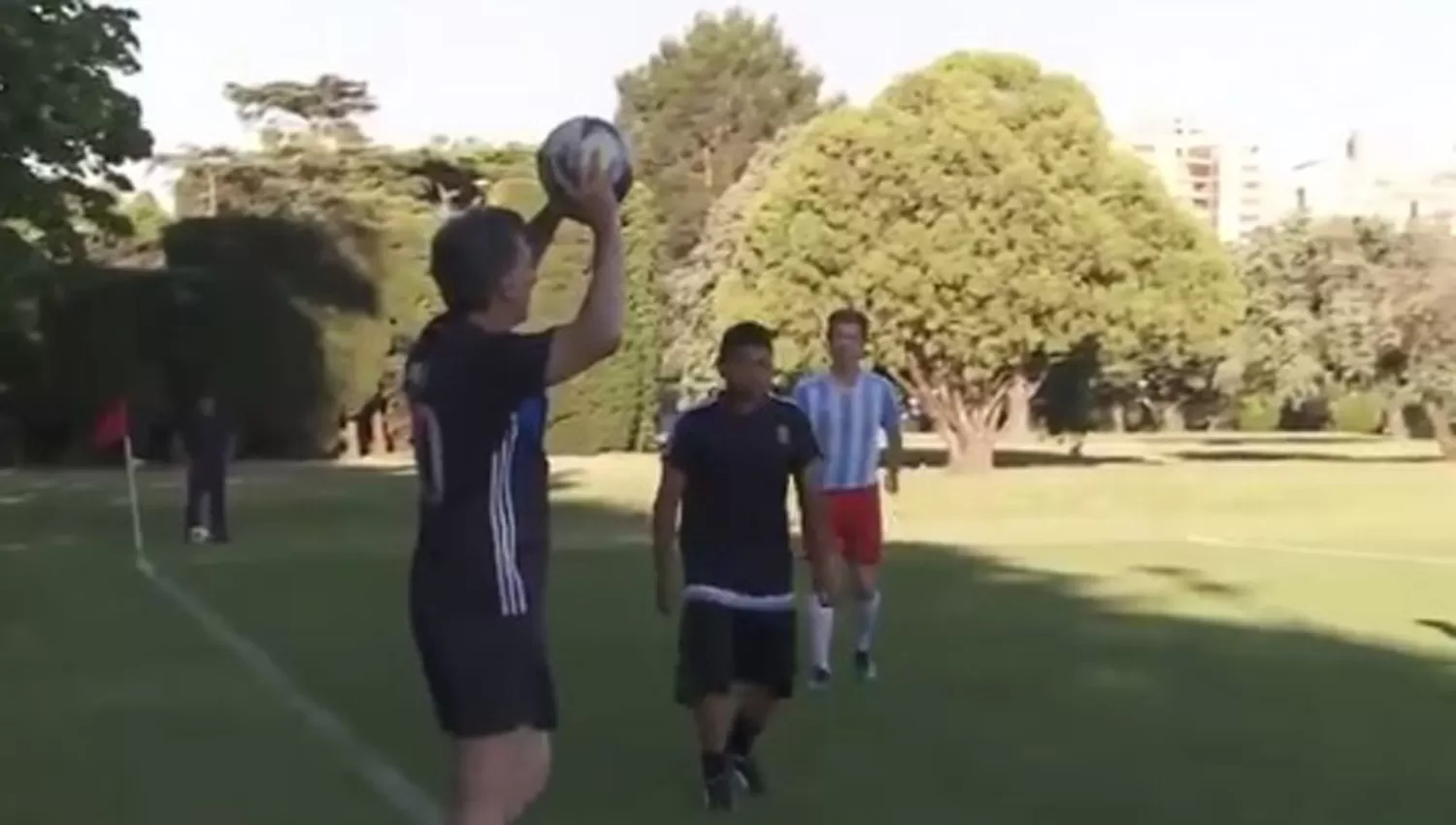 MAL SACADO. Macri realizó un pésimo lateral y fue motivo de risas en la redes. (CAPTURA)