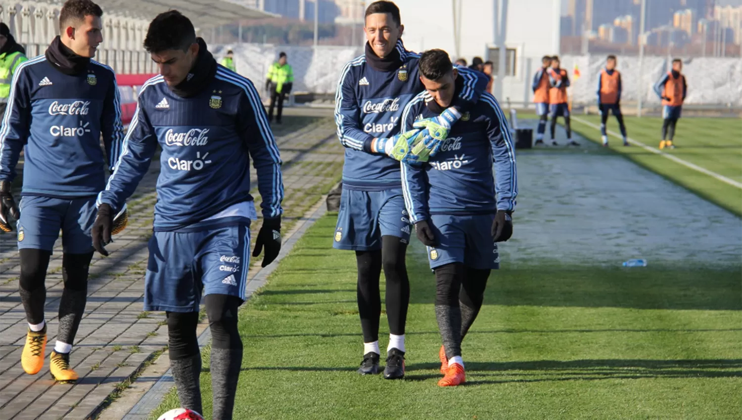 Víctor Marchesín bromea con Pavón. Ambos serán tiaulares mañana contra Nigeria.
FOTO TOMADA DE TWITTER SELECCIÓN NACIONAL