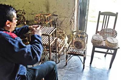 Presos del penal de Villa Urquiza fabrican muebles para sentirse libres