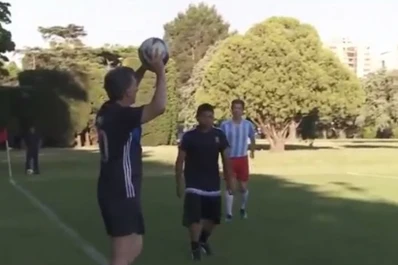 Video: Macri jugó al fútbol con otros funcionarios y sacó el peor lateral del año