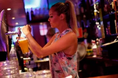 Cada vez más bares implementan “códigos secretos” para víctimas de violencia de género