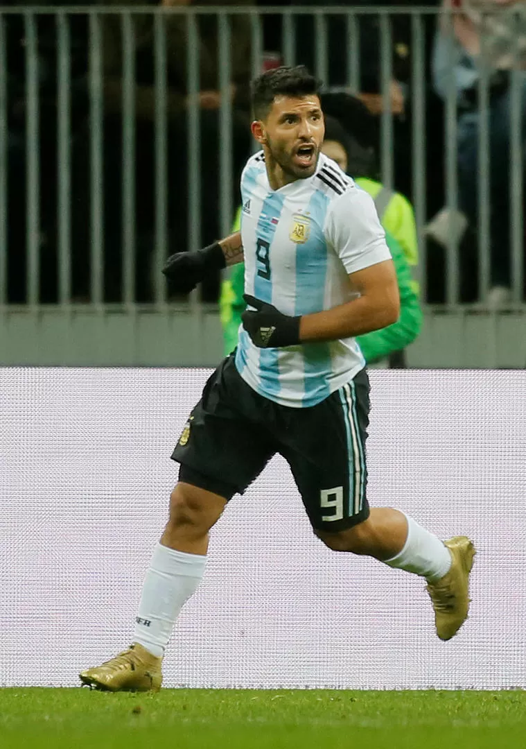 A SU MEDIDA. La camiseta 9 no tiene dueño en la Selección y Agüero se postula. Reuters