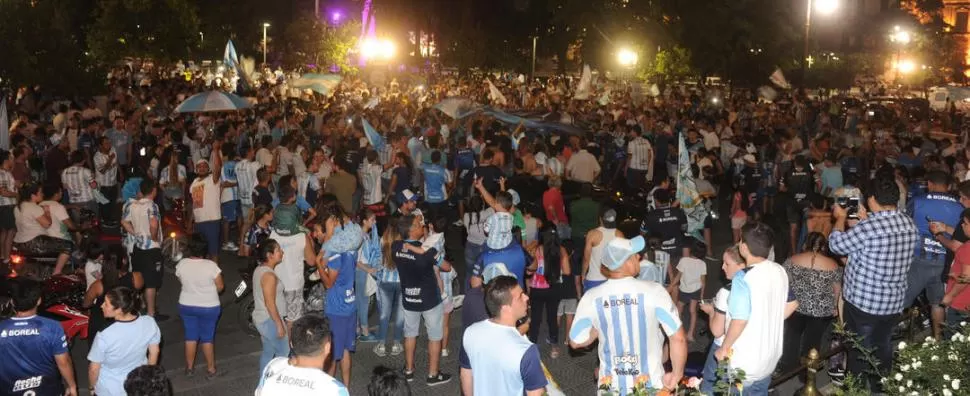 CENTRO DE TODAS LAS FIESTAS. Los fanáticos “decanos”, una vez confirmada la “buena nueva”, se fueron concentrando en la plaza Independencia; el celeste y blanco brilló en la noche tucumana. la gaceta / foto de Antonio Ferroni