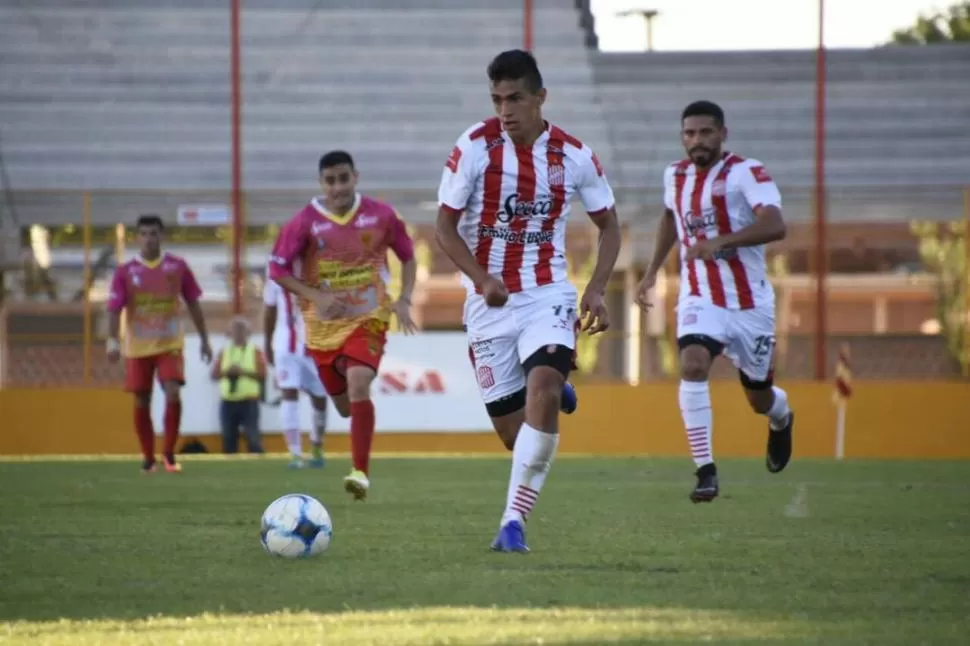 CUMPLIÓ. González tuvo dos chances. En una le anularon un gol legítimo; en la otra, le rompió el arco a Hilario Navarro. prensa casm