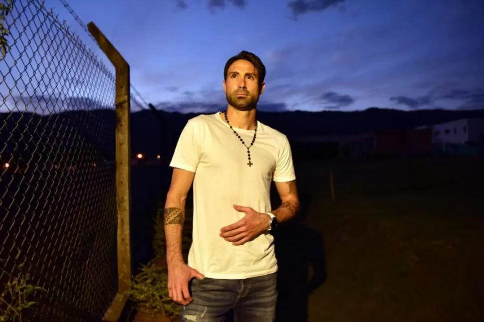 MIRA EL HORIZONTE CON GUSTO. Lucchetti posa en el patio de su casa mirando más allá. La final de Copa Argentina y la Libertadores esperan por él y Atlético.  LA GACETA / FOTO DE INÉS QUINTEROS ORIO 