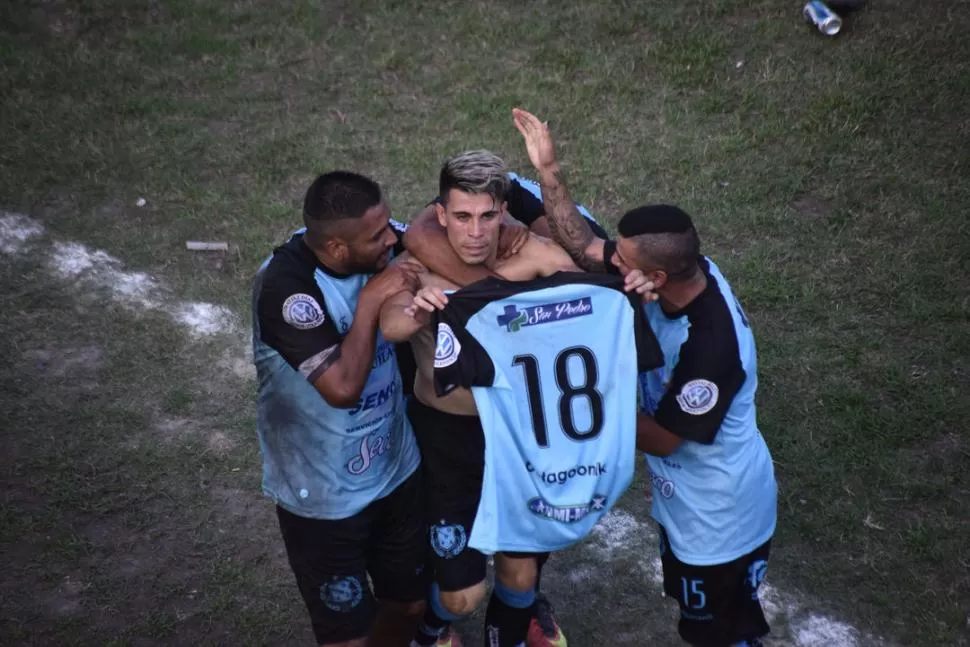 FESTEJO. Alejandro Lazarte (18) muestra su camiseta junto a Claudio Bazán. LA GACETA / FOTO DE OSVALDO RIPOLL 