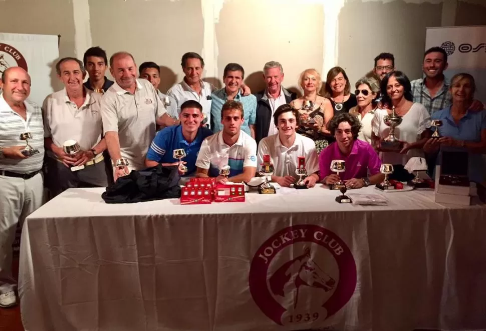 SONRISAS. Los aficionados que se destacaron en la Copa Osde posan con sus trofeos tras la ceremonia de premiación. foto prensa jockey club