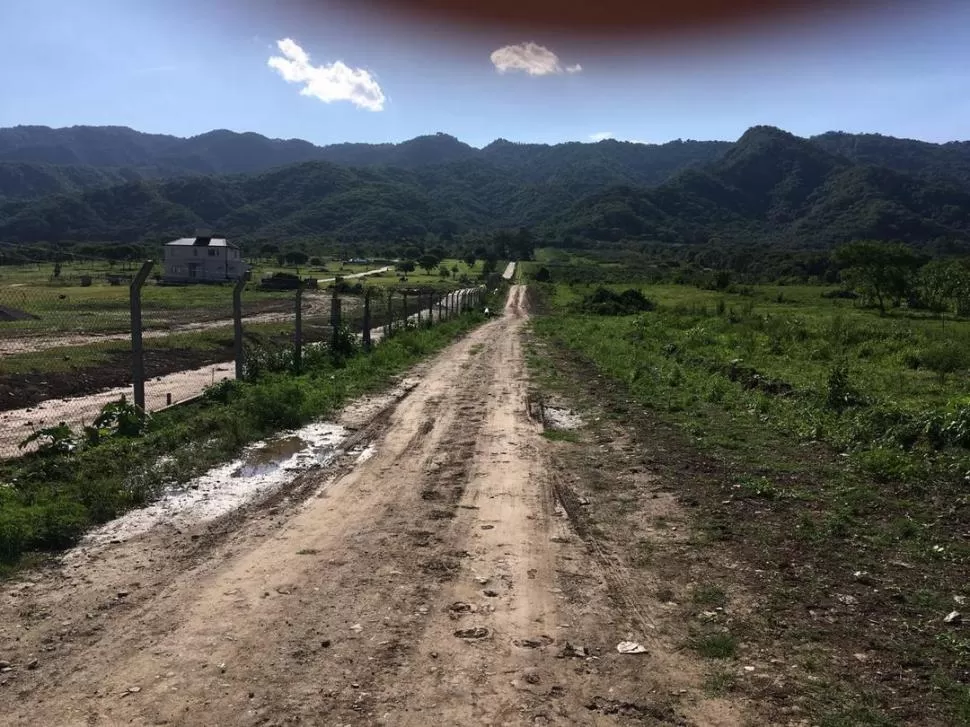 Según un vecino, la colocación de postes de luz modificará el paisaje del piedemonte