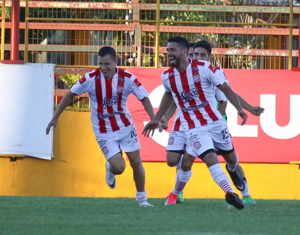 FELICES LOS CUATRO. Busse, Serrano y Costa corren para abrazar a Juan Galeano, el hombre que desde el banco ingresó para “salvar” a San Martín. El volante marcó un golazo y sentenció el 2-1 en Corrientes. foto de Joaquin Meabe / especial para la gaceta 