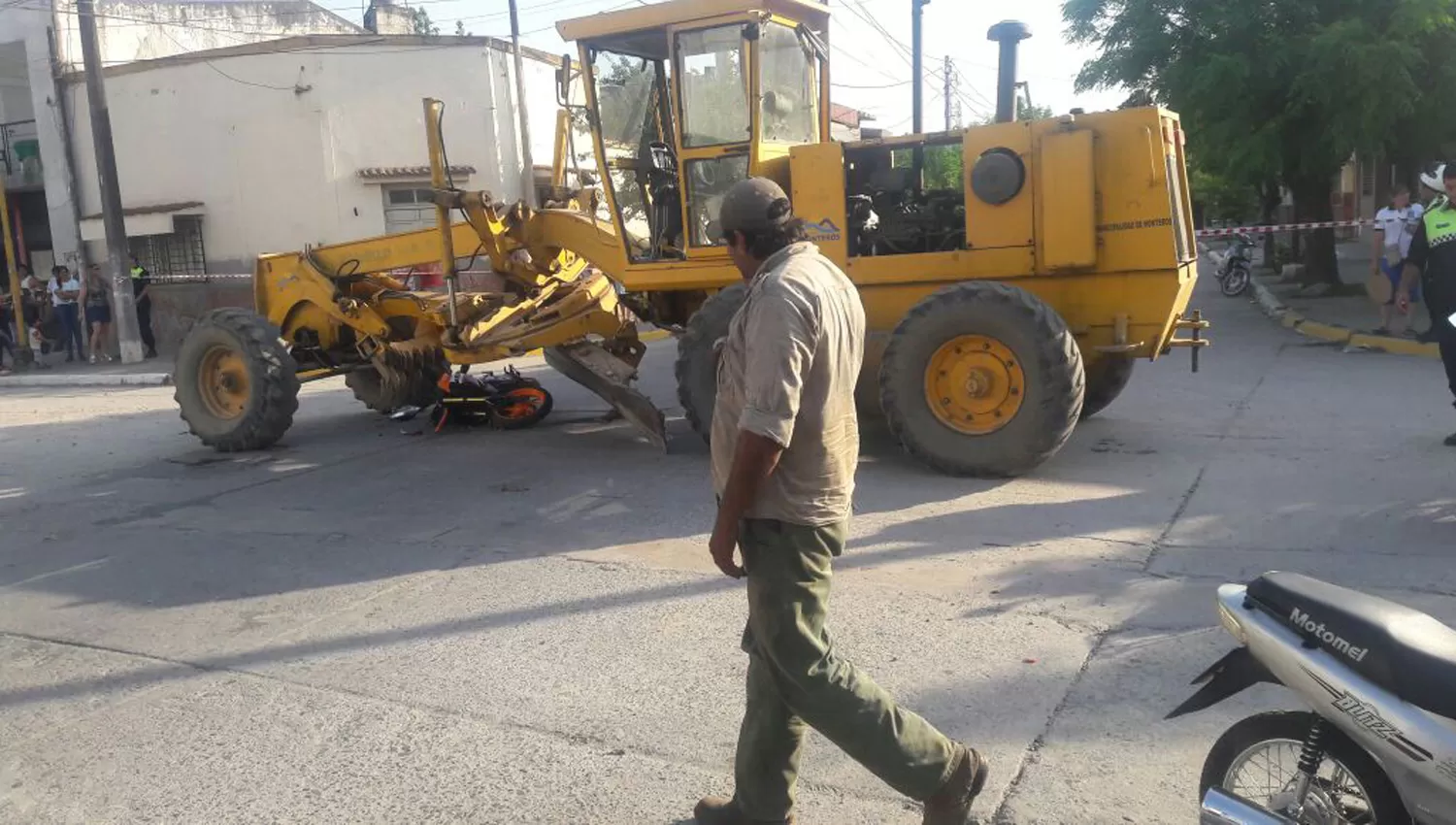 Un hombre murió después de chocar contra una motoniveladora en Monteros