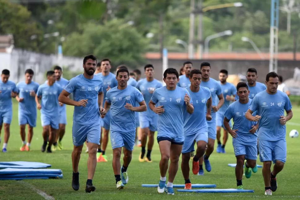 A PURO TROTE. Luis Rodríguez encabeza el grupo de jugadores que corrió ayer alrededor de la cancha principal del complejo Ojo de Agua, por la tarde. El plantel realizó ejercicios regenerativos.  la gaceta / foto de diego aráoz